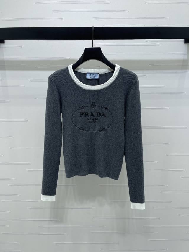 上新原单高端品质 prad* 2025早秋最新系列！撞色圆领针织长袖！定制羊毛针织材质 舒适柔软 质感十足 圆领长袖剪裁 领口袖口撞色点缀 增添俏皮气息 胸前品