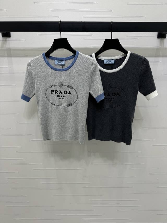 上新原单高端品质 prad* 2025早秋最新系列！撞色圆领针织短袖！定制羊毛混纺针织材质 舒适柔软 质感十足 圆领短袖剪裁 领口袖口撞色点缀 增添俏皮气息 胸