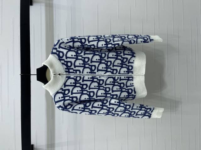 上新原单高端品质 Dio* 2025早秋最新系列！立领拉链开衫！定制羊毛针织材质 常规版型配合立领长袖剪裁 御寒防风又简约时尚 成衣以同色系素色竖条螺纹包边收窄