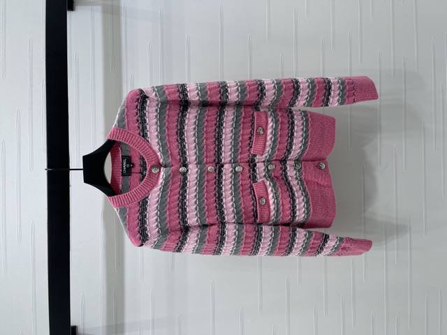 上新原单高端品质 Chane* 2025早秋最新系列！条纹针织开衫！定制羊绒纱线织造 穿搭舒适 柔软细腻 圆领针织开衫剪裁 前襟和口袋上缘呼应设计 均以印刻襟扣