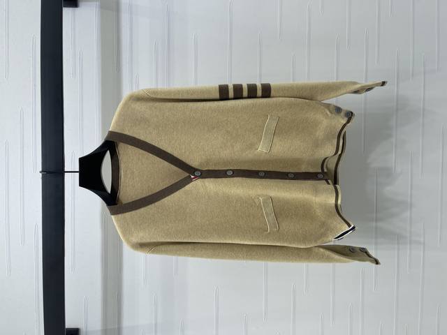 上新原单高端品质 Thom Brown* 2025早秋最新系列！官网同步 撞色V领长袖开衫！定制羊毛针织材质 舒适柔软 质感细腻 V领长袖开衫剪裁 单排扣开襟经