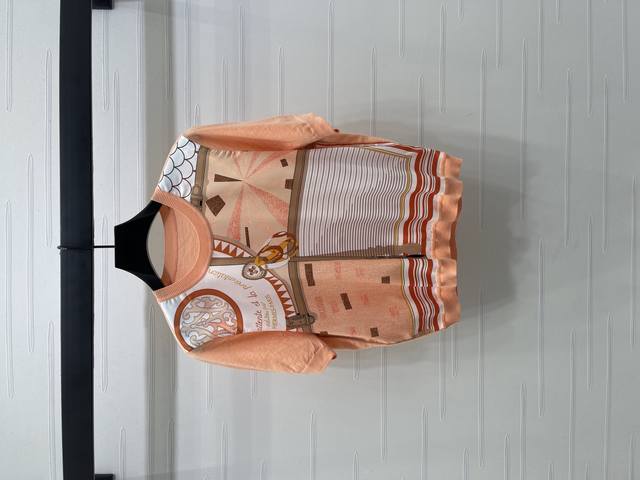 上新原单高端品质Hermes* 2025早秋最新系列！撞色圆领针织短袖！定制进口针织材质 质感光泽 垂顺舒适 针织短袖裁剪 通体红橙色块碰撞交替 艺术感十足 穿
