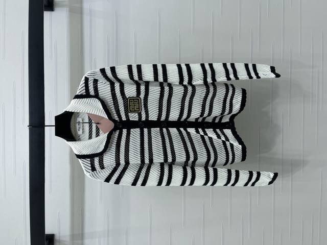 上新原单高端品Miumi* 2025早秋最新系列！手工针织翻领长袖开衫！定制羊毛纱线织造 质感高级舒适 翻领针织开衫剪裁 通体双色条纹纹路交织领口袖口和下摆手工