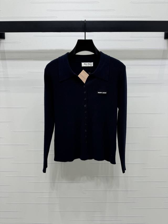 上新原单高端品Miumi* 2025早秋最新系！竖坑条翻领针织长袖开衫！定制羊毛纱线织造 质感高级舒适 修身长袖开衫剪裁 胸前装点标志性字母徽标图案 彰显品牌个