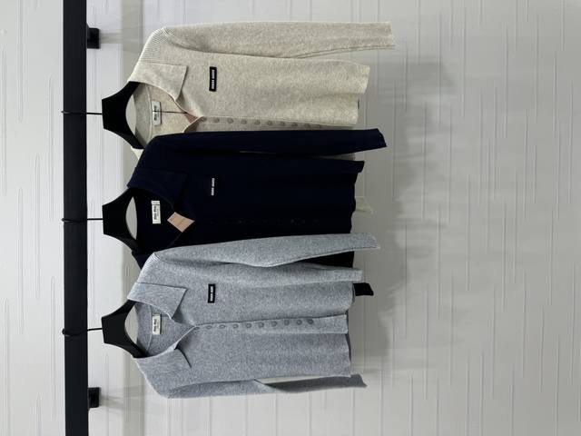 上新原单高端品Miumi* 2025早秋最新系！竖坑条翻领针织长袖开衫！定制羊毛纱线织造 质感高级舒适 修身长袖开衫剪裁 胸前装点标志性字母徽标图案 彰显品牌个