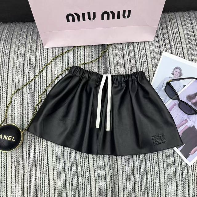 强烈推荐 25年秋冬系列 Miu*新款松紧腰抽绳蓬蓬短半裙 小绵羊皮面料 高端品质 两色Sml