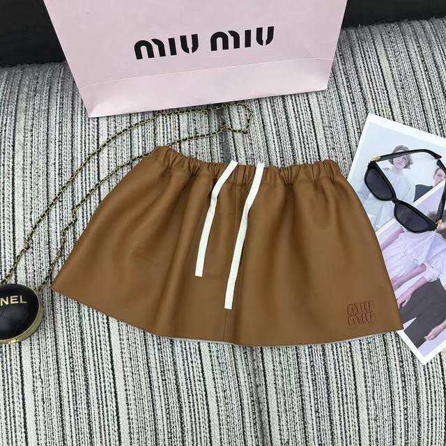 强烈推荐 25年秋冬系列 Miu*新款松紧腰抽绳蓬蓬短半裙 小绵羊皮面料 高端品质 两色Sml