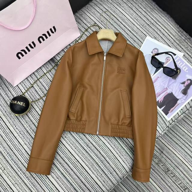 强烈推荐 25年秋冬系列 Miu*新款翻领小绵羊皮短款外套 松紧下摆设计 皮字母贴布绣点缀 Yb1:1定制 两色Sml