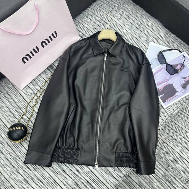 强烈推荐 独家首发 高端品质控必入！Miu*新款长款廓形皮衣外套！定制顶级进口100%小羊皮，皮质肉感油润柔软又细腻！原版3D立体剪裁看似简单版型超重工！复古美