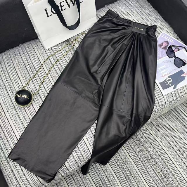 强烈推荐25年早秋系列 Loe*新款小绵羊皮褶皱设计阔腿长裤 字母皮牌点缀 Sml