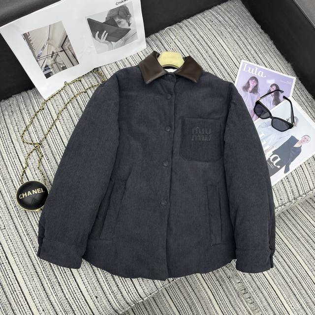 强烈推荐 25年早秋冬系列 Miu*新款拼皮翻领灯芯绒衬衫式棉服外套 字母贴布绣口袋点缀 内里棉填充 高端品质 Sml