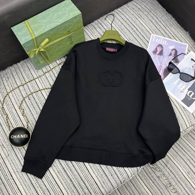 强烈推荐 Guc*25秋冬新款 圆领立体徽标卫衣 定制Yb原生全棉材质，内里磨绒处理，保暖亲肤，久洗不易变形起球，质感十足，经过多重水洗工艺处理，呈现复古风格。