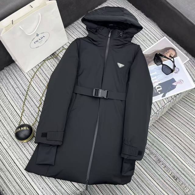 强烈推荐 25年早秋冬系列 pra*新款滑雪服系列 连帽中长款羽绒服外套 经典的倒三角标点缀 充绒量饱满 90白鹅绒填充 高端品质 搭配定制腰带 黑白2色Sml