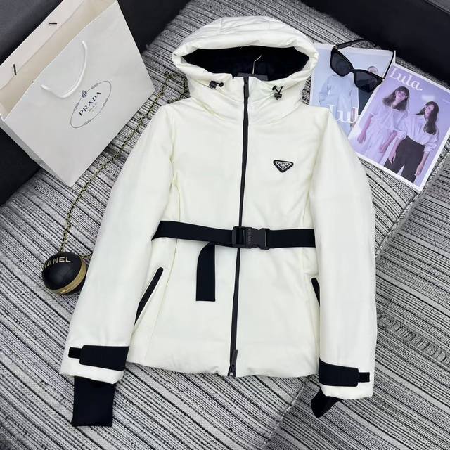 强烈推荐 25年早秋冬系列 pra*新款滑雪服系列 连帽羽绒服外套 经典的倒三角标点缀 充绒量饱满 90白鹅绒填充 高端品质 搭配定制腰带 黑白2色Sml