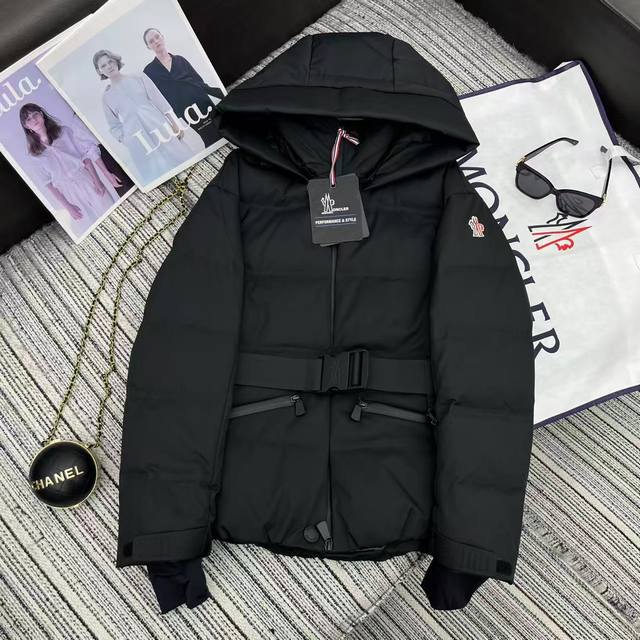 强烈推荐 25年早秋冬系列 Mon*新款滑雪服收腰连帽羽绒服外套 采用高性能防风防水面料 内里90白鹅绒填充 腰间搭配腰带收腰设计 版型很好 高端品质 Yb1: