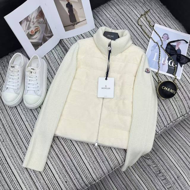 强烈推荐 25年早秋冬系列 Mon*新款羊卷小颗粒拼接羊毛针织袖立领羽绒服外套 经典的标志性袖标点缀 90白鹅绒填充 Yb1:1定制 高端品质 2色三码