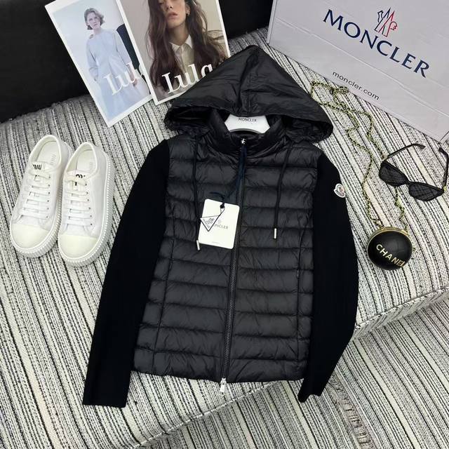 强烈推荐 25年早秋冬系列 Mon*新款连帽拼接毛织袖羽绒服外套 帽子可以收藏起来 轻盈饱满 90白鹅绒填充 Yb1:1定制 高端品质 三色012 。