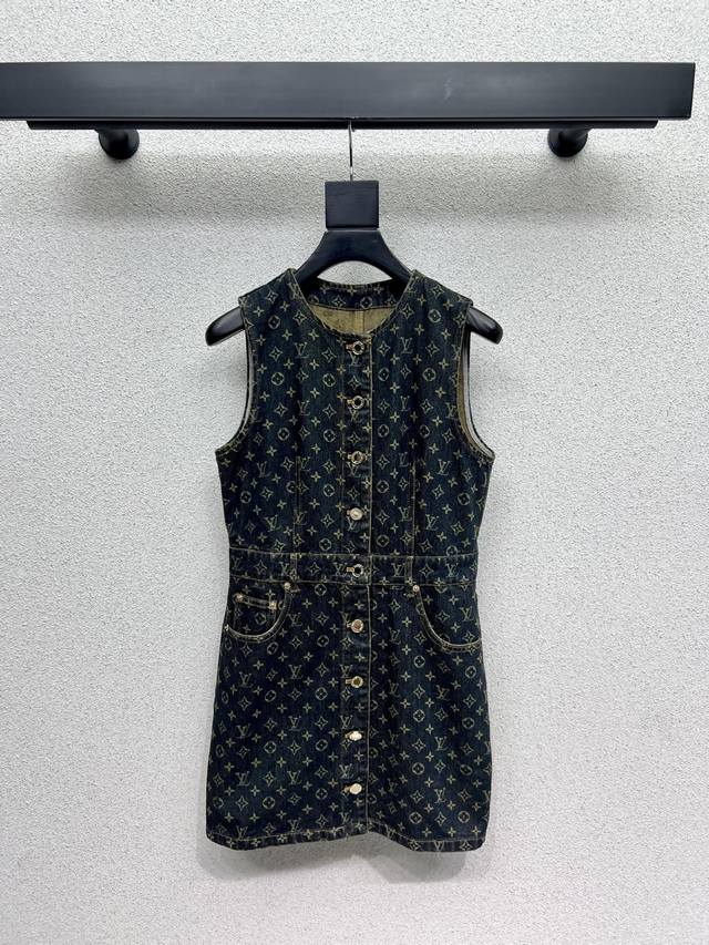 L家一系列老花牛仔无袖连衣裙 都分开拿！质感细腻软糯 经典减龄单品！设计时髦版型不挑人上身巨显瘦！白富美必收的完美单品。质感超赞 完美做工品质 高品质 尺码Sm