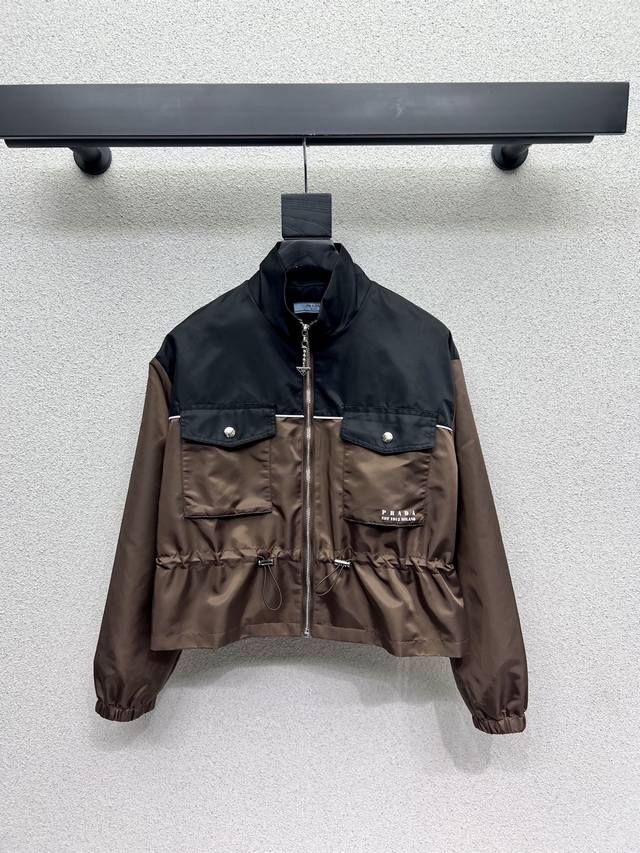 p家撞色收腰尼龙外套 时髦精必备单品 质感十足撑起场合的精品好货 自带高级感 开模定制 细节做工到位 高品质 尺码Sml