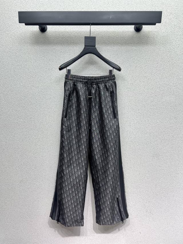 D家系列款经典老花休闲长裤 提花版本太赞整个系列都有 都分开拿！散发着高级气质 同时更巨时髦亮点 设计也超级爱 高品质 尺码Sml