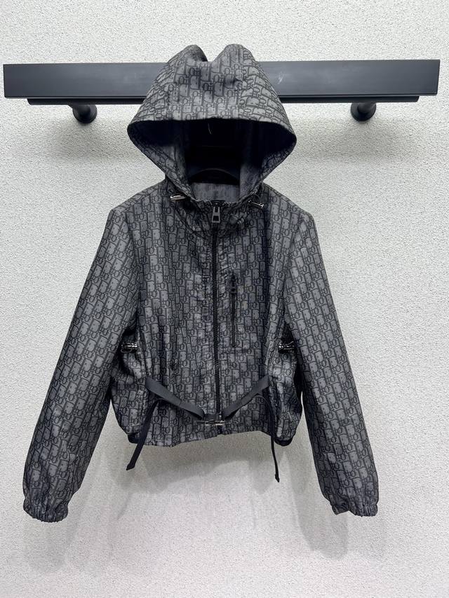 D家系列款经典老花冲锋衣短款连帽外套 提花版本太赞整个系列都有 都分开拿！散发着高级气质 同时更巨时髦亮点 设计也超级爱 高品质 尺码Sml