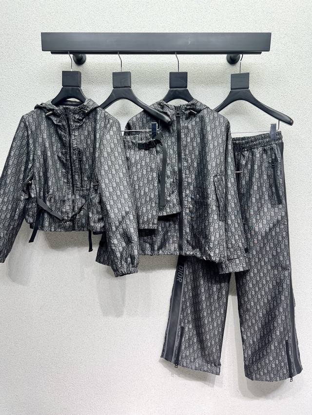 D家系列款经典老花冲锋衣外套 提花版本太赞整个系列都有 都分开拿！散发着高级气质 同时更巨时髦亮点 设计也超级爱 高品质 尺码Sml