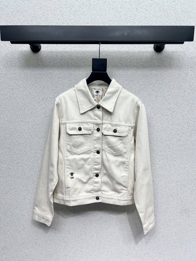 D家小蜜蜂牛仔外套，专柜爆款单品，杏色系经典百搭不过极具质感，整体呈现笔直利落裁剪斜纹肌理质感超Nice，前袋口标志性小蜜蜂刺绣连纽扣都是独家开模定制 高品质