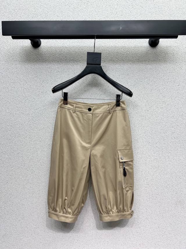 D家卡其五分短裤 干练利落时髦有致 日常穿搭推荐款 细节感在线 提升气质感必备单品 高品质 尺码Smlxl短裤