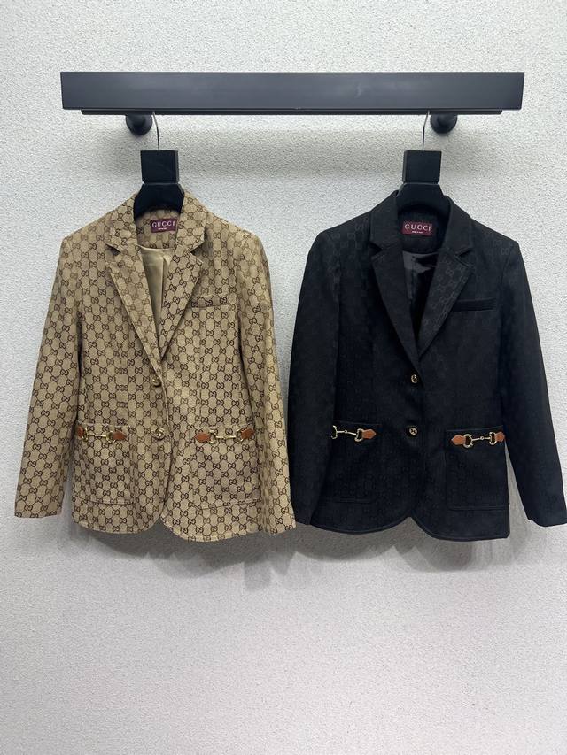 G家经典提花西装外套 高级手工坊系列款 非常高级的进口高密度质地 满身提花面料 仔细看细节 上身非常飒 干净有品 提气质~~完全按照高定成衣水准 无法不爱 气质