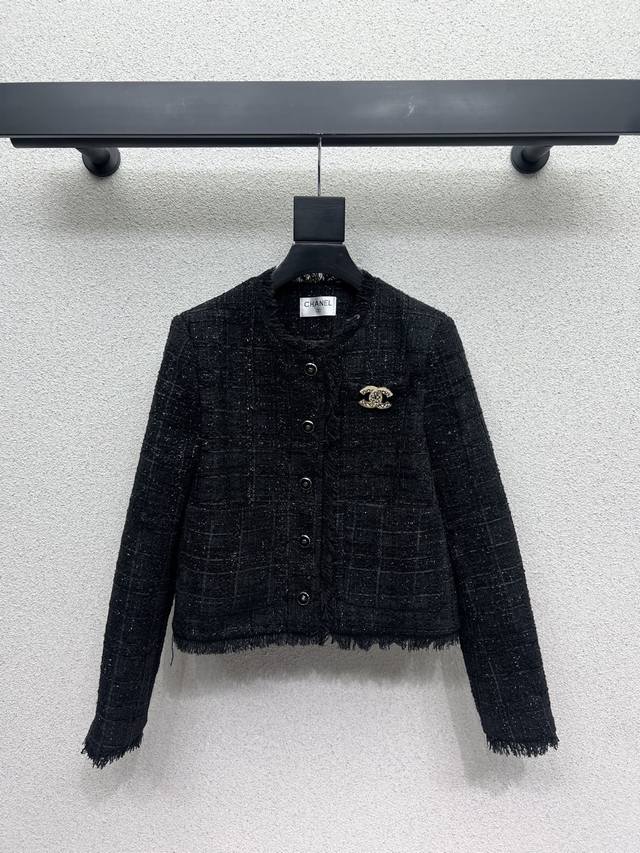 小香风粗纺外套 经典造型外套 一眼就爱上了，版型设计能很好的修饰颈部线条，上身气质立马提升，定制纽扣，短款版型，版型上身巨好看，颜色超显白 高品质 尺码Sml