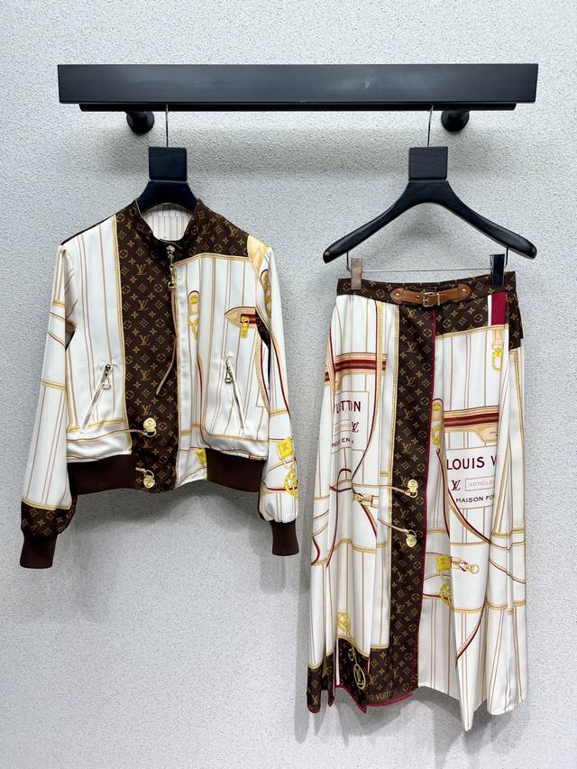 L家印花双面穿外套印花半裙 分开拿 Monograw渗透印花 高级大气 满满的穿搭高级感 创新面料 轻盈柔软 实物非常赞！上身洋气百搭，美美哒！高品质 尺码Sm