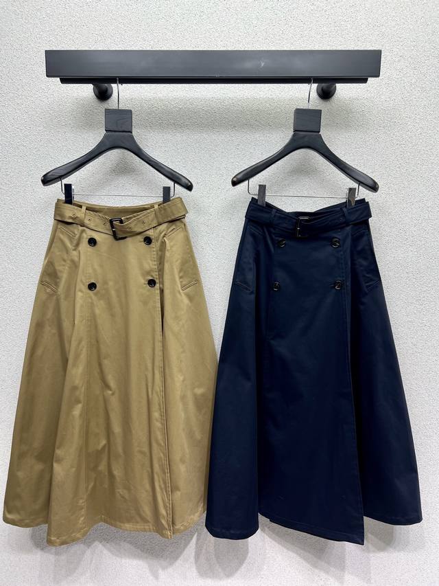 巴宝莉A字半裙 经典又有型 自带气场 面料质感很奈斯 时髦又高级 颜色超级正 上身显白又显瘦 自带酷帅感的系列 走路都带风上身气场全开 长度恰到好处 轻松驾驭