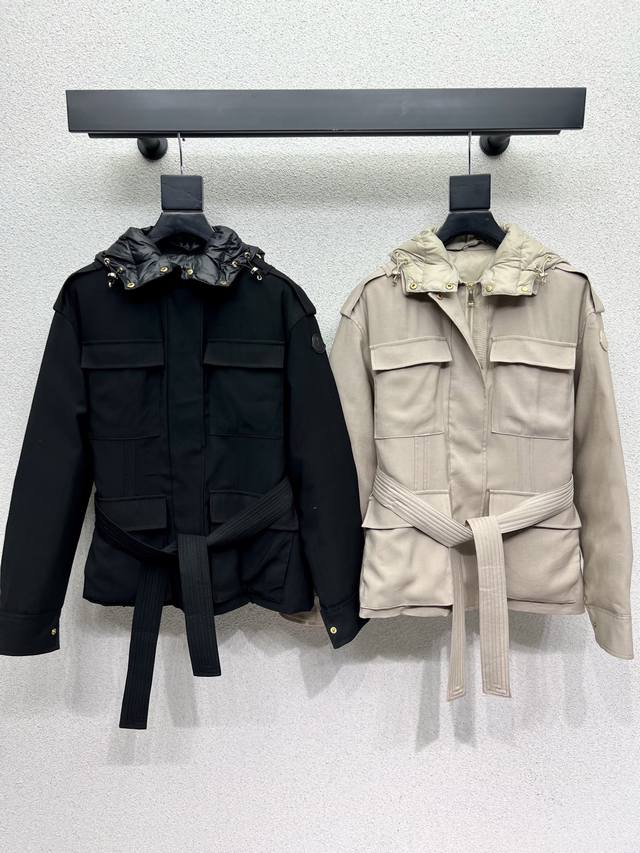 蒙口假两件羽绒服外套 整体保暖效果拉满，常规款羽绒服 休闲时尚，经典Logo完美点缀！配防尘袋 高品质 两色 尺码1.2.3.4码