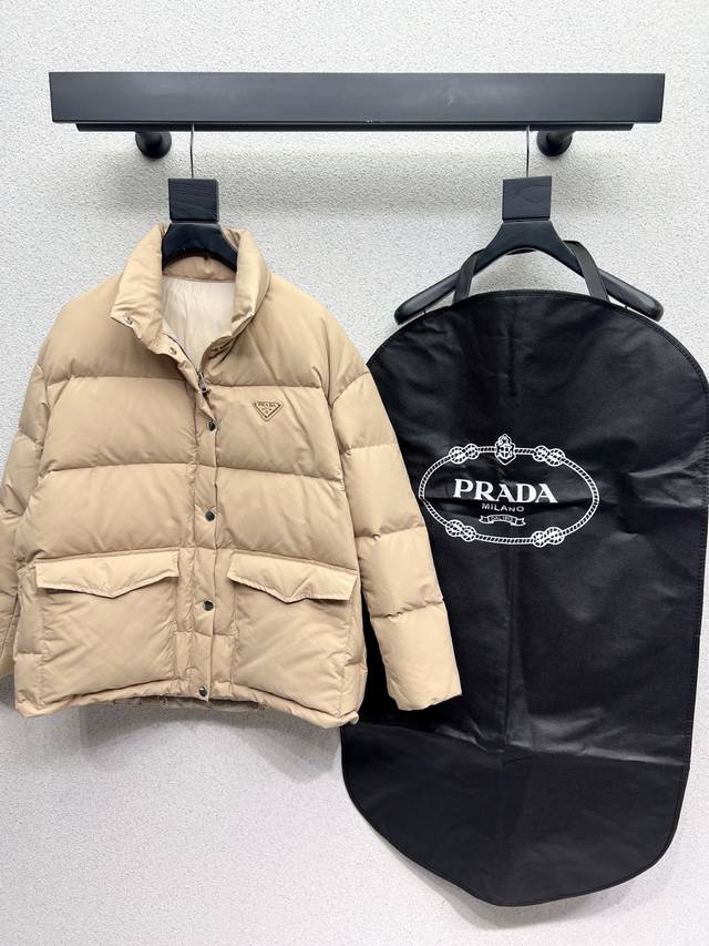 p家卡其羽绒服外套 整体保暖效果拉满，常规款羽绒服 休闲时髦 经典Logo完美点缀！配防尘袋 高品质 尺码Sml