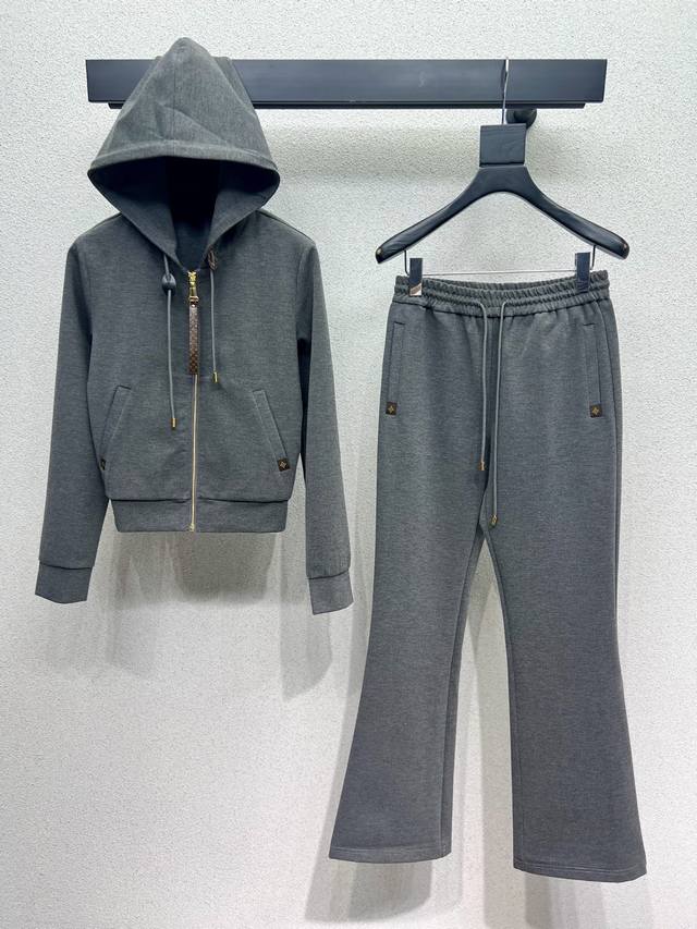 L家连帽外套长裤休闲套装 高密度时髦运动风 每个日常的穿搭 俏皮减龄充满元气的设计元素 高品质 两色 尺码Sml