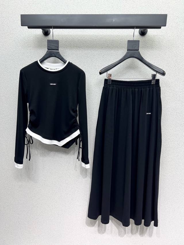 Miu家不规则假两件撞色侧边抽绳设计上衣长半裙套装收腰版型身上超级好看胸前硅胶牌Logo装饰高品质两色 尺码Sml