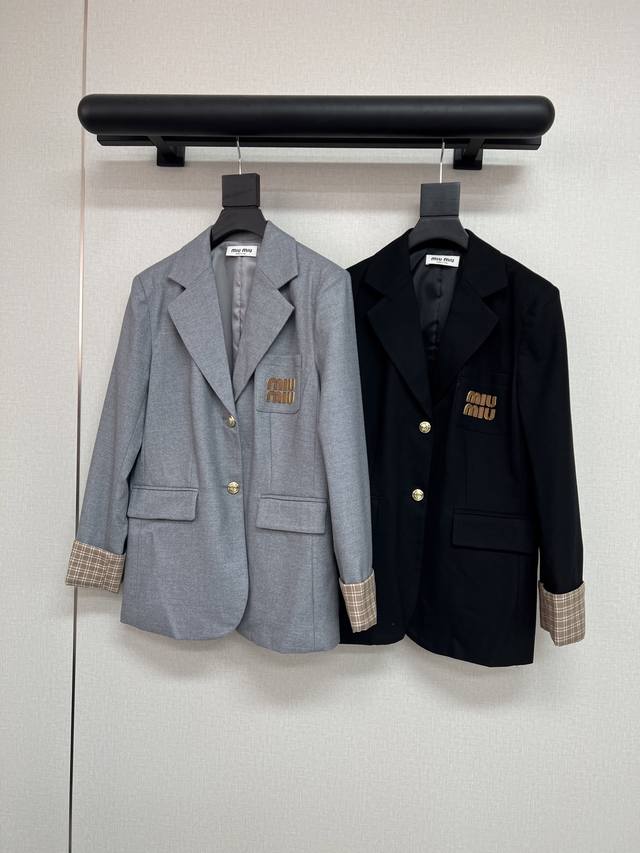 高品质 Miumiu 2025秋冬翻领西装 前胸口袋字母刺绣装饰 定制金属扣 立体裁剪 子拼接棕色格子设计 休闲又带点小俏皮 上身超好看两色