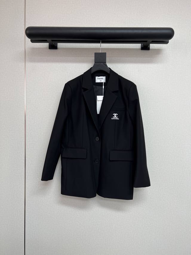 高品质 Chanel2025秋冬新款西装外套高级感宽松休闲气质西装外套胸前绣花Cc牌牌装饰背后Chanel字母Logo装饰简约大气黑色