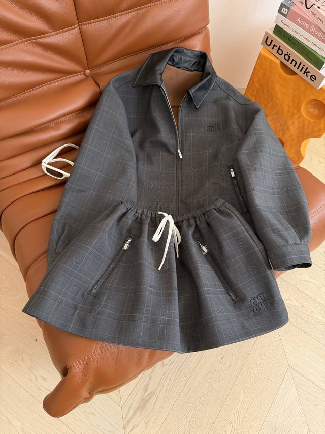 完美无死角的一套搭配 25秋冬 英伦复古格纹～真皮领子拉链夹克外套松紧半裙 格雷灰很高级 低调又显质感 定制的格纹面料 比较厚实挺阔的质感 全身对格做法 领子是