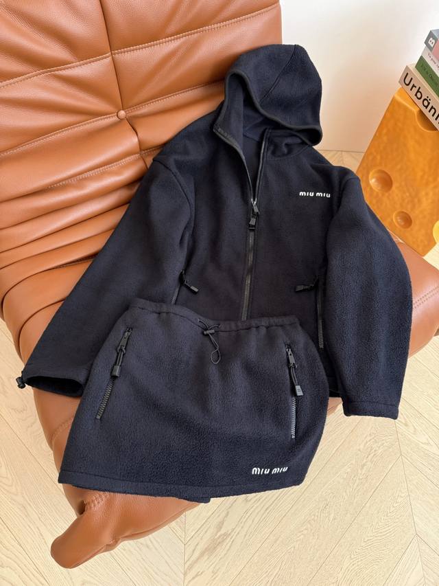 25 Fw系列 藏青色摇粒绒一套搭配 冬季不可缺少的摇粒绒 时髦百搭 妥妥的时髦Girl 连帽廓形感拉链外套抽绳系带短裙 一套上身超级显长腿 温暖有氛围感 百搭