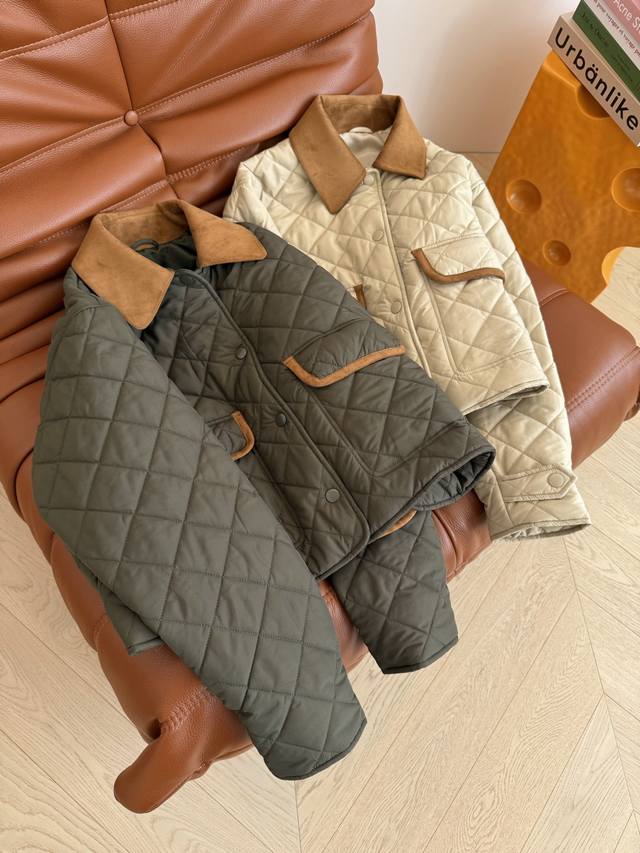 入冬不可缺少的棉服 25秋冬 撞色麂皮绒翻领设计棉服外套 每年必留的棉服系列 超级实穿又不失造型感 双层皮质的翻领设计 撞色温暖色系 很有氛围感 后背刺绣字母L