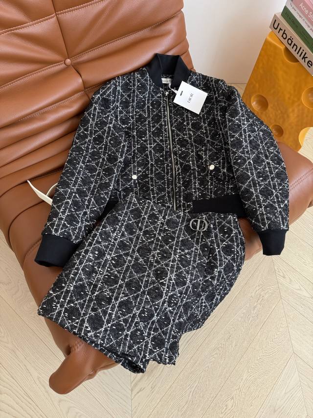 25秋冬新品 戴妃格纹粗呢一套搭配 D式的高级感和优雅范 小立领夹克棒球服外套 搭片设计高腰裤裙 超有辨识度 冬季的时髦感就靠它提升 复古又富贵 定制的粗呢面料