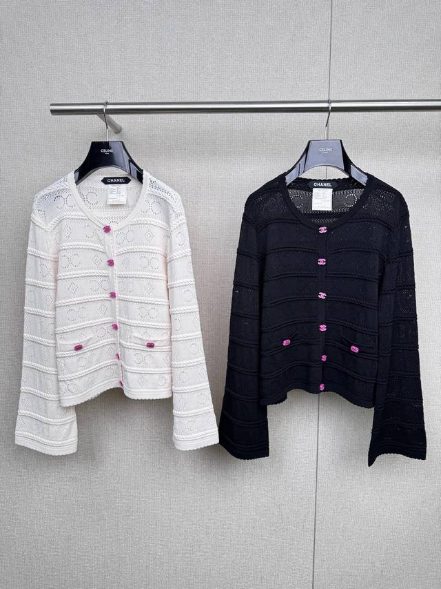 Chanel2025秋冬新款中古款时尚性感镂空钩花针织开衫，系扣圆领长袖罩衫上衣，手感软糯细腻，超美的湖蓝色，特别耐看的色调，镂空钩花设计，优雅加分带有一点小性