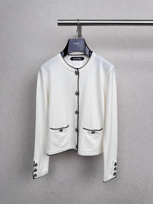 Chanel2025秋冬新款中古撞色花边圆领开衫，谁懂啊这件开衫把 “温柔活力感” 拉满，奶白色针织干净温柔，黑色纽扣和袖口撞色，像把阳光揉进衣服里，简约又有设