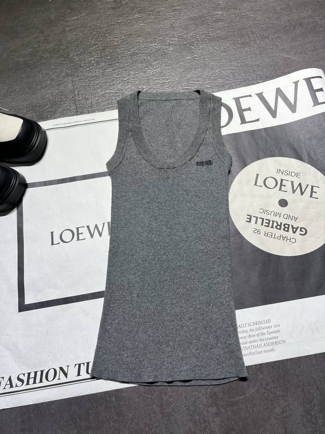 Miumi* 25Fw早秋新款 百搭徽标刺绣无袖针织背心丨独家Yb开发！高版出品！选用细腻针织面料，灰调色系自带高级滤镜，经典U领设计修饰肩颈线条，把少女的娇俏