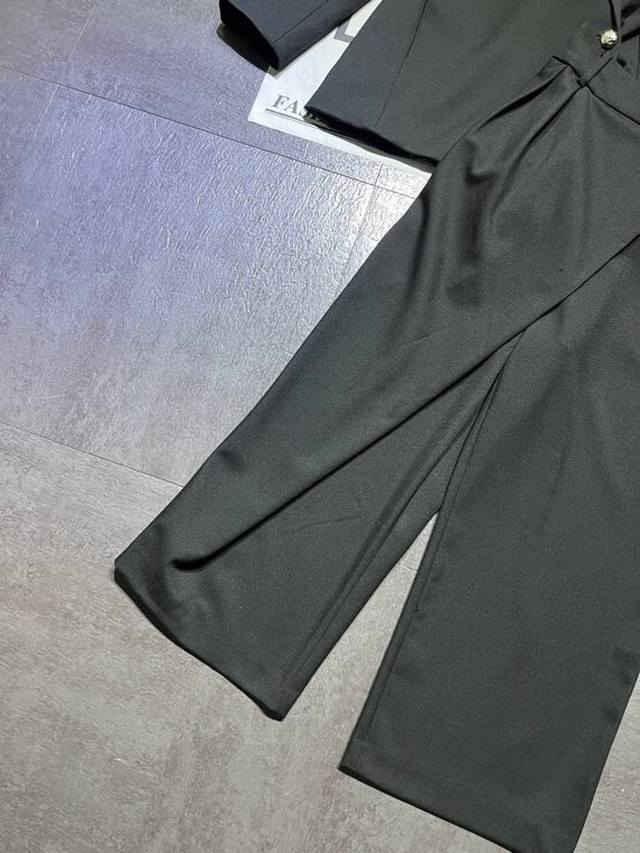Loew*罗意威羊毛西服不对称裤子成套出货，原版开发高端版本，西服两种穿法，裤子也是相当个性好穿，潮妞儿必备款，米色，黑色，两色现货Sml