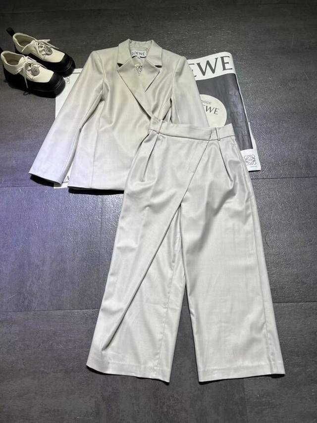 Loew*罗意威羊毛西服不对称裤子成套出货，原版开发高端版本，西服两种穿法，裤子也是相当个性好穿，潮妞儿必备款，现货Sml