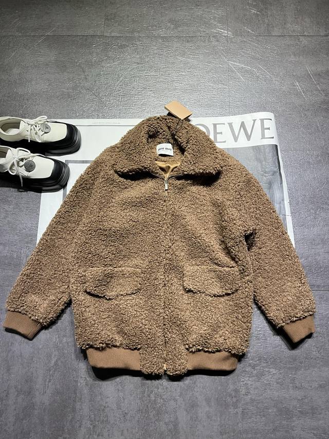 新款Miumi*女士驼色毛绒泰迪外套 出货，份量感泰迪绒，毛感颗粒饱满柔软，男女同款，高端版本，大量现货供应Sml