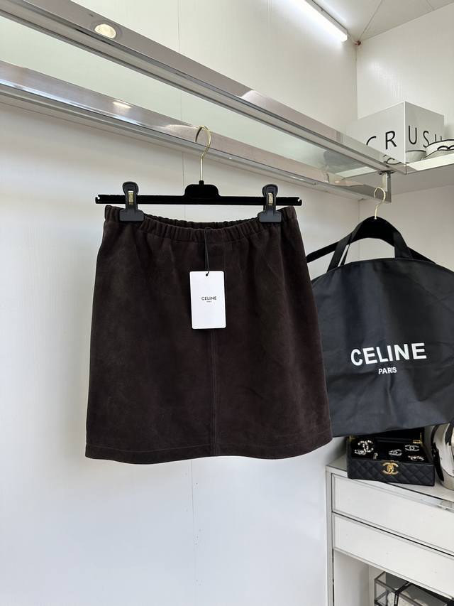 翻毛皮p5070 羊皮 25 D 秋冬的日常百搭神器 怎么能少得了好看又好穿无敌小半裙呢，极简的剪裁却能完美修饰出女性的优美曲线 松紧的小弹力腰头还加了抽身装饰