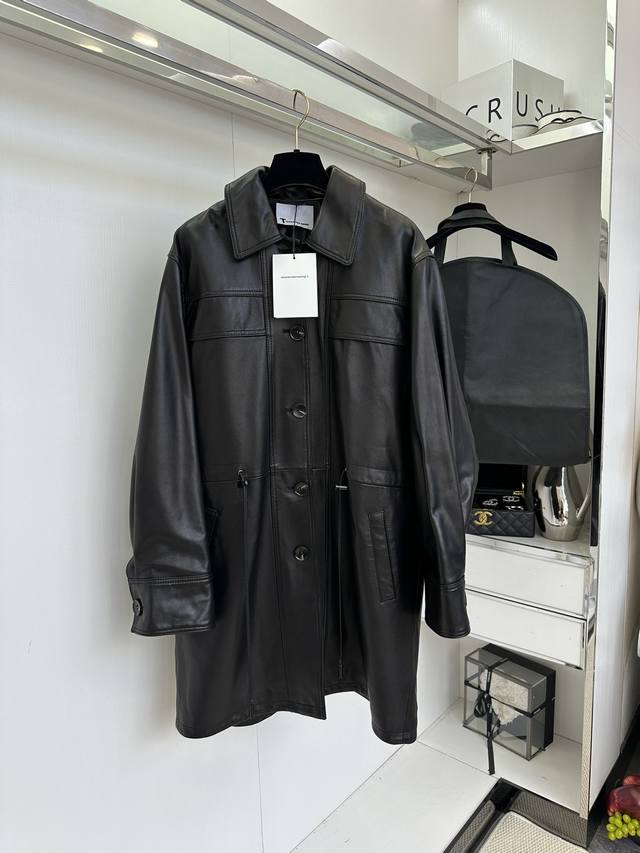 25 F 伦一件皮风衣的含金量 这款采用意大利进口绵羊皮的 收腰款皮风衣 真的不可错过 皮料的质地柔软到超乎你的想象 版型也是阔版宽松版型 随性 又帅气 中长款